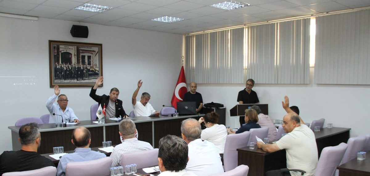 Kula Belediye Meclisi’nde çok amaçlı spor salonu oylamasında usul tartışması yaşandı