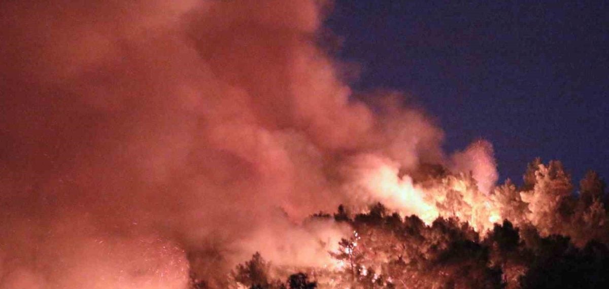 Kumluca’da orman yangını 10 eve zarar verdi, tahliyeler yapıldı