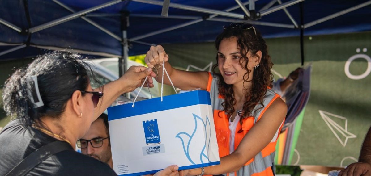 Kuşadası Belediyesi 1.200 öğrenciye kırtasiye desteği sağladı