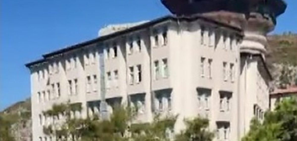 Kuşadası’nda otel çalışanları maaş eylemi yaptı, müşteriler tahliye edildi