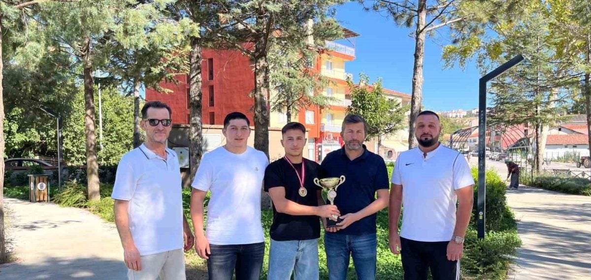 Kütahya Pazarlar Spor Lisesi genç takımı Havran’da ilk şampiyonluğunu kazandı