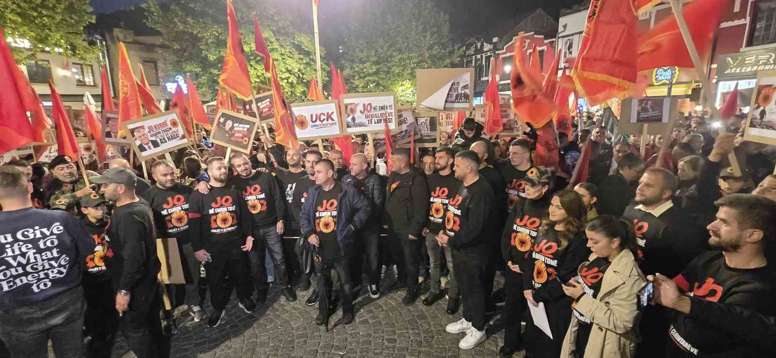 Lahey Mahkemesi kararına tepki: Kosova şehirlerinde binlerce protesto