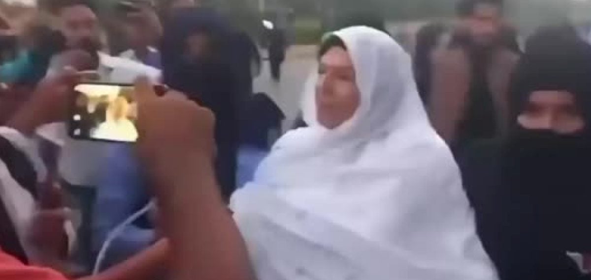 Lahor polisi, İmran Khan’ın kardeşi Aleema Khan’ı protesto hazırlığı nedeniyle 30 gün gözaltına aldı