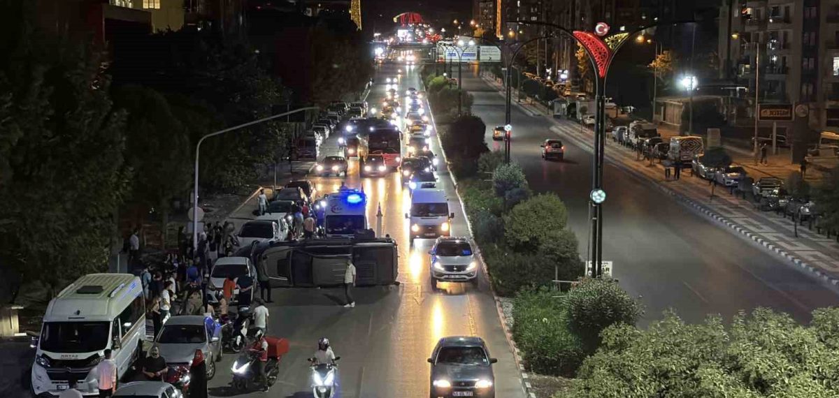 Makas atan otomobil park halindeki 5 araca çarpıp devrildi, sürücü kaçtı