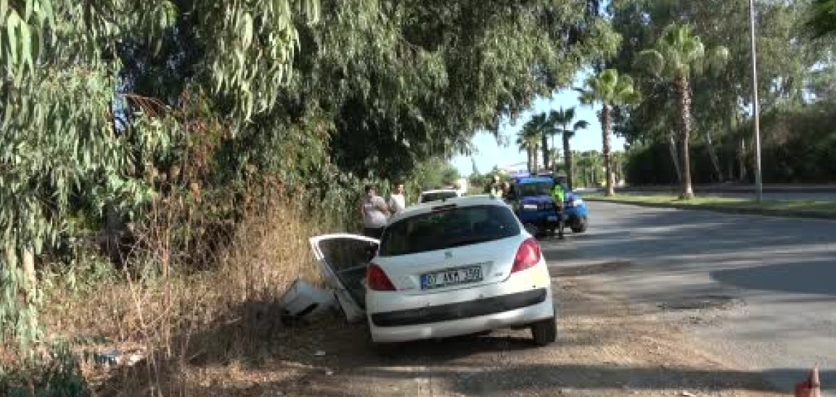 Manavgat’ta birkaç dakika arayla iki kaza: 3 yaralı, araçlar refüje çarptı