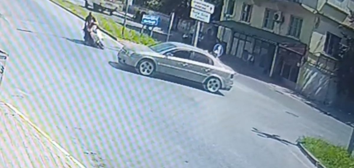Manavgat’ta ‘DUR’ levhasına rağmen fren yapan motosiklet devrildi, baba ile oğlu yaralandı