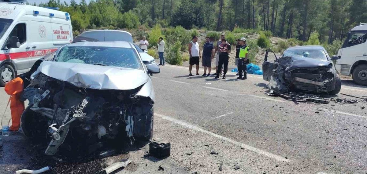 Manavgat’ta iki otomobil çarpıştı: 64 yaşındaki sürücü tedavi gördüğü hastanede yaşamını yitirdi