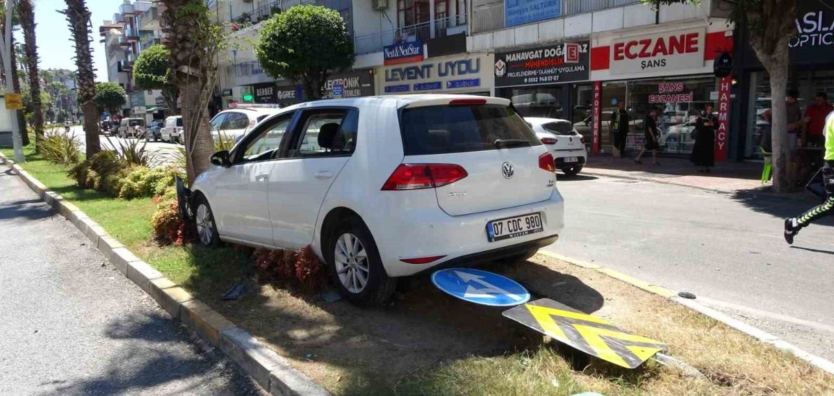 Manavgat’ta kavşakta iki otomobil çarpıştı; 2 kişi yaralandı
