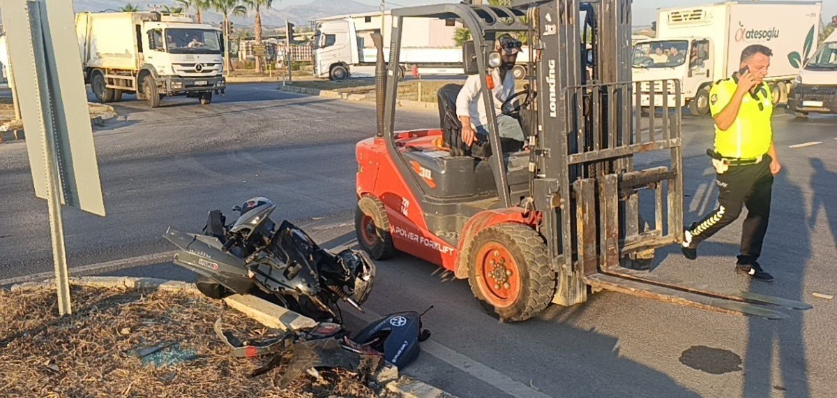 Manavgat’ta kırmızı ışık ihlaliyle çarpışan taksi motosikleti paramparça etti, sürücü yaralandı