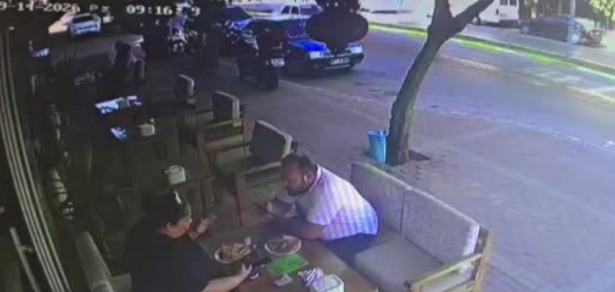 Manavgat’ta kontrolden çıkan servis minibüsü kafeye daldı, müşteri son anda kurtuldu