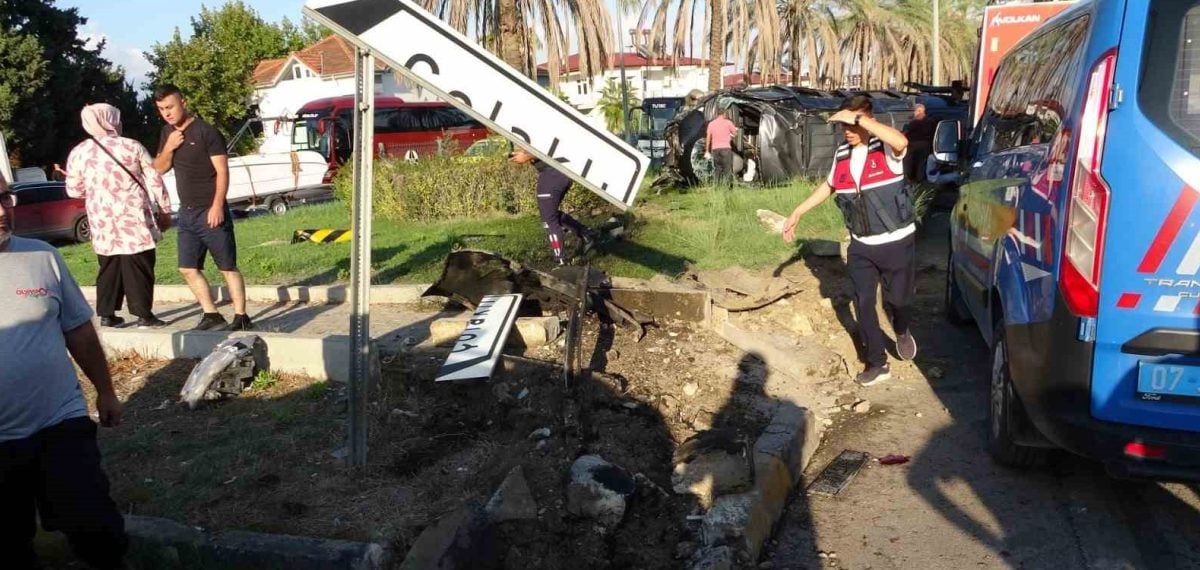 Manavgat’ta tur minibüsü kavşakta devrildi, 15 yaralı