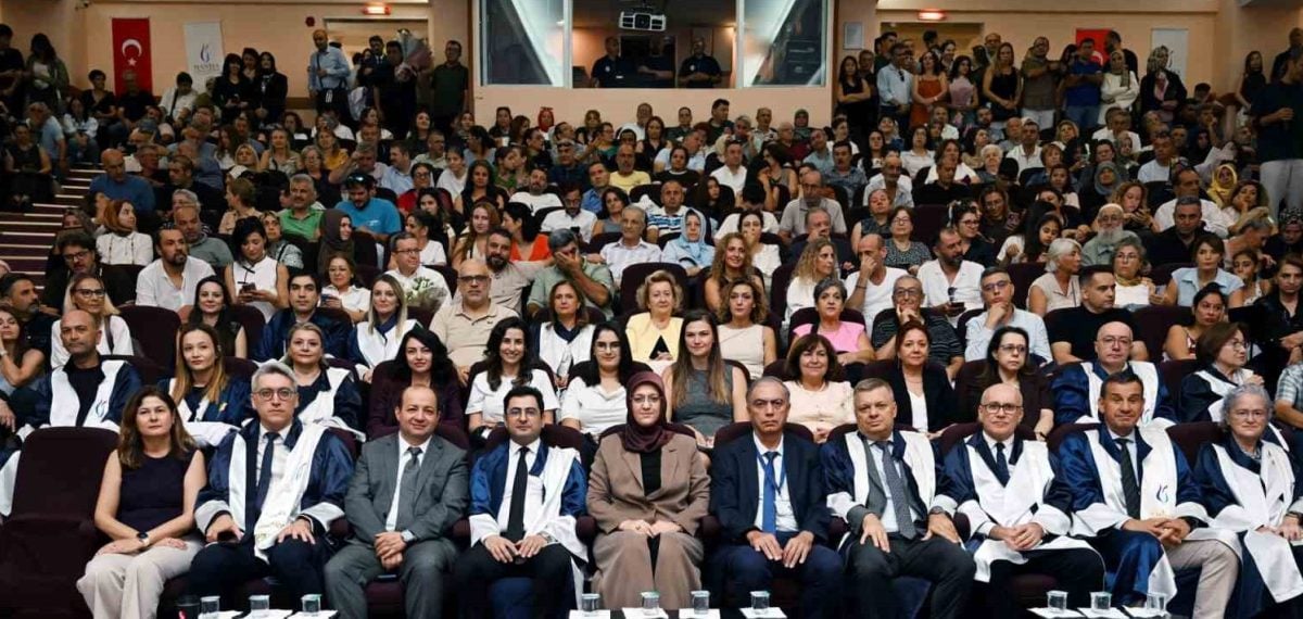 Manisa CBÜ Tıp Fakültesi öğrencileri beyaz önlüklerini giydi, tören duygu dolu anlara sahne oldu