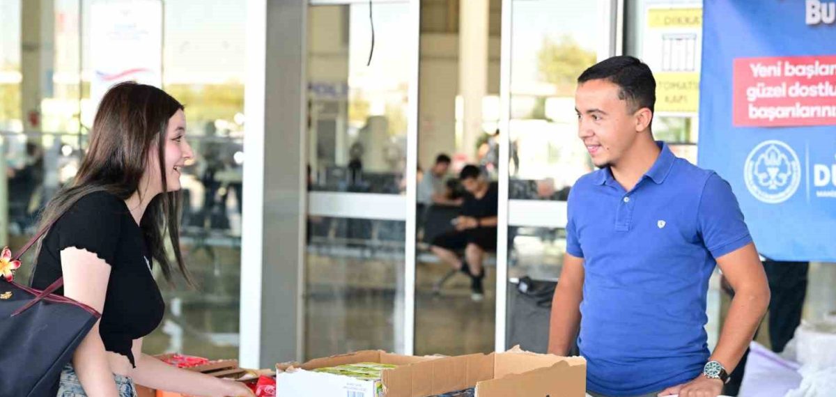 Manisa’da üniversite öğrencilerine otobüs terminalinde ‘Hoş Geldin’ karşılama standı