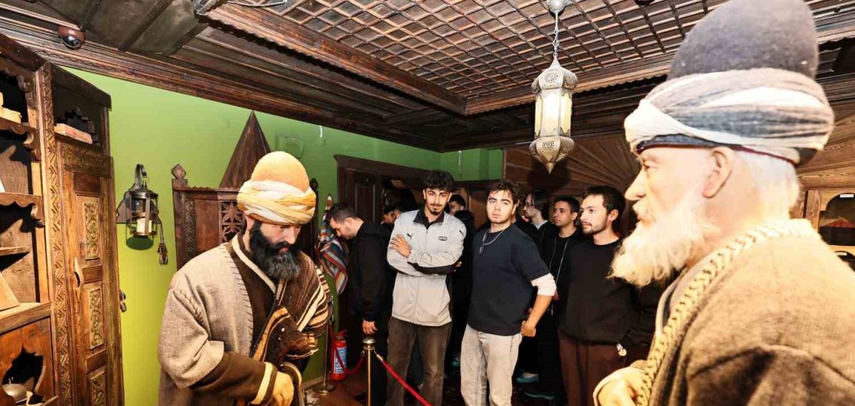 Manisa’da yeni üniversitelilere kültür gezisi ile tanışma fırsatı sağlandı