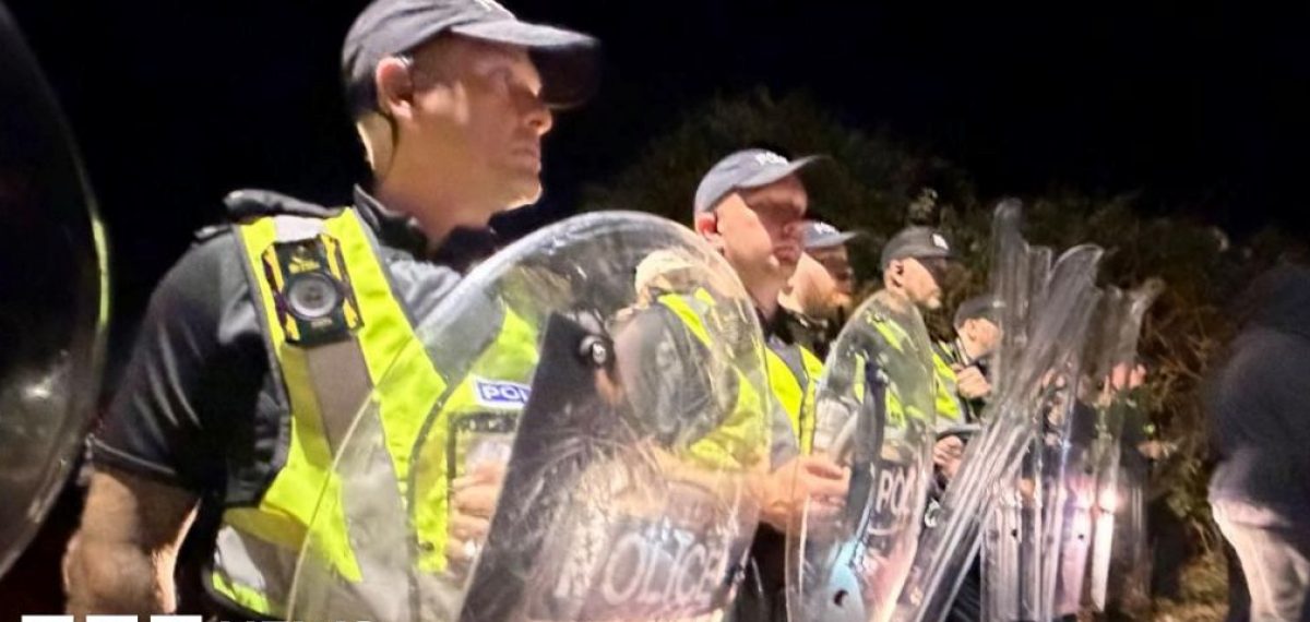 Masked protesters block Dover and mobilise in Portsmouth amid organised anti‑migrant action