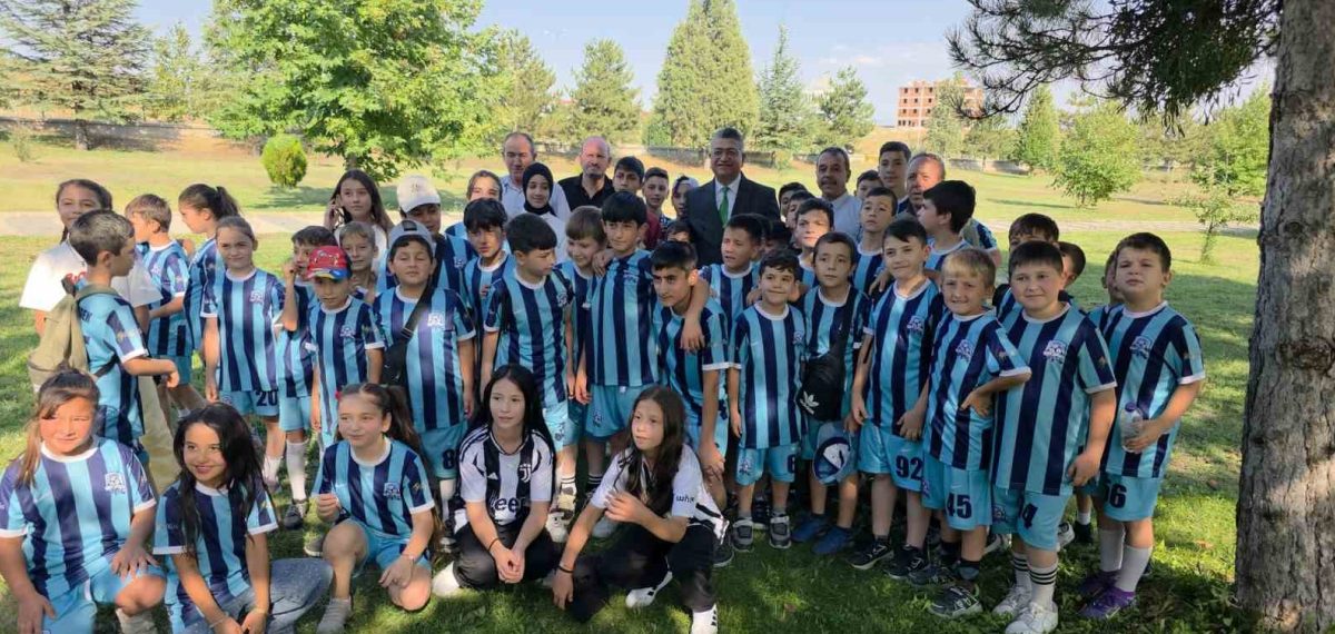 Mavi Şimşek futbolcuları DPÜ’de atölye ve kampüs gezisiyle tanıtıldı