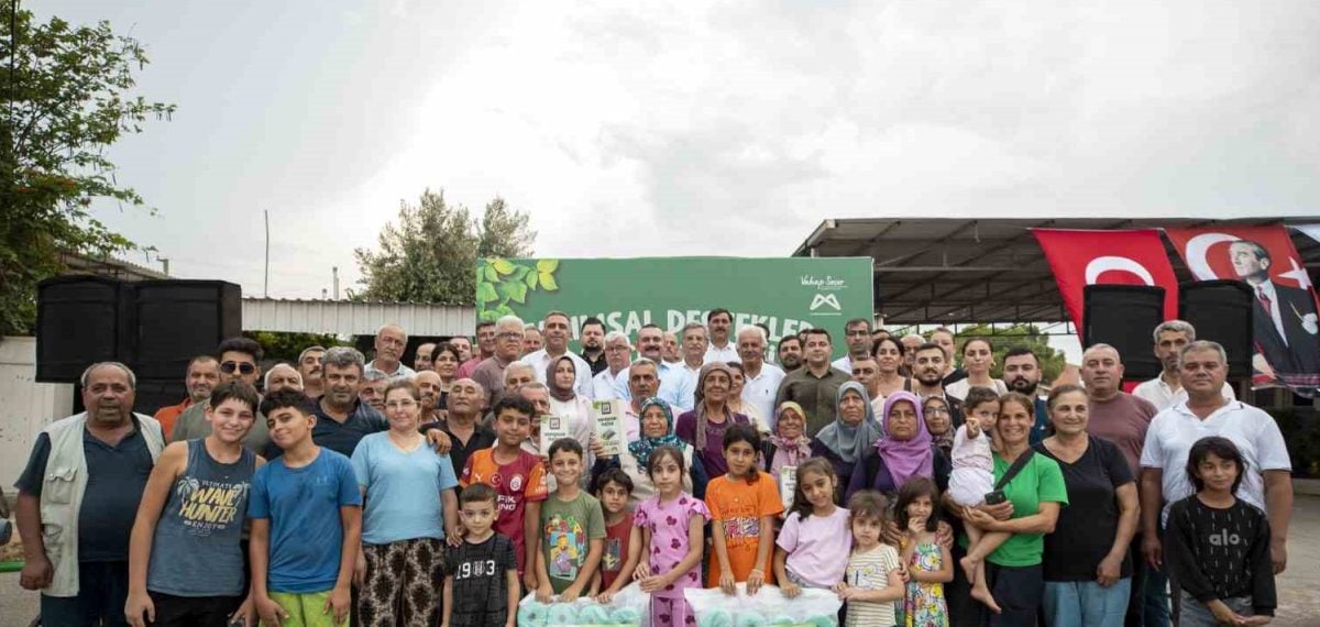 Mersin Büyükşehir’den Kazanlı üreticilerine sera ipi, tuzak ve protein desteği