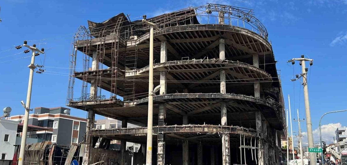 Mersin’de mobilya mağazasında çıkan yangın ekiplerin 2,5 saatlik müdahalesiyle söndürüldü