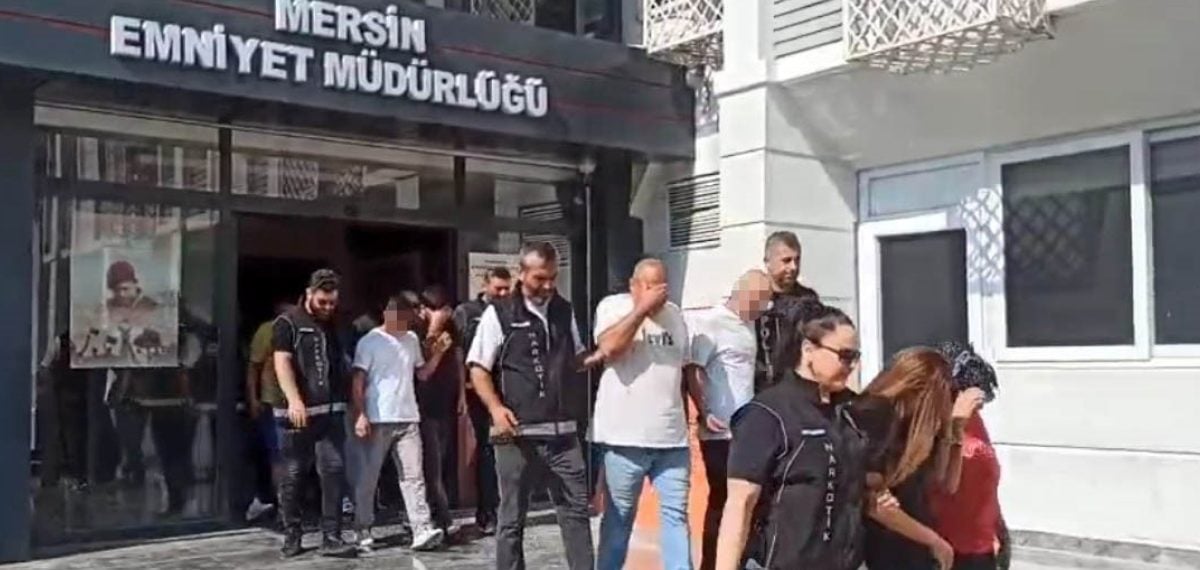 Mersin’de park halindeki panelvanda 256 bin 900 sentetik hap ele geçirildi, 2 şüpheli tutuklandı
