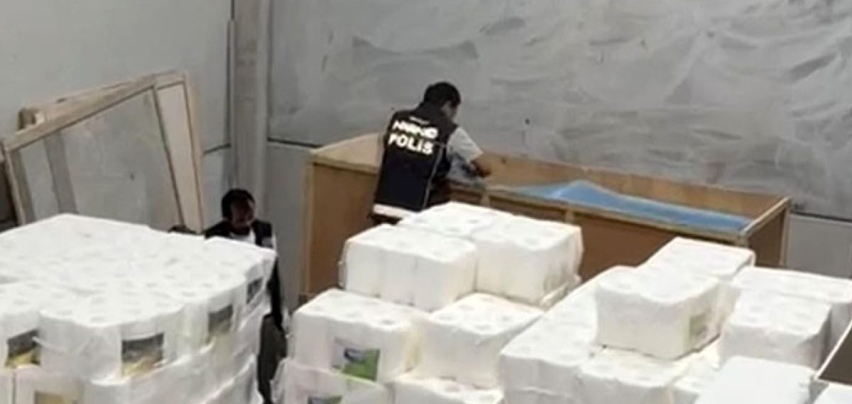 Mersin’de sahte ecza imalathanesinde yüz binlerce hap ve kapsül ele geçirildi
