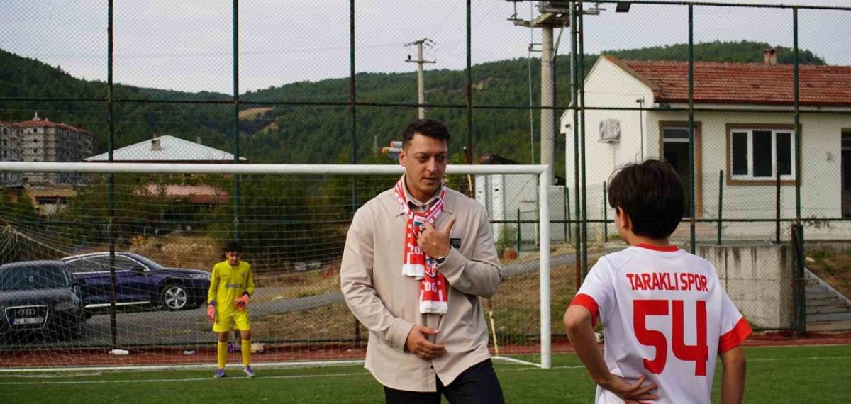 Mesut Özil Taraklı’da esnaf ve çocuklarla buluştu, akademi müjdesi verdi