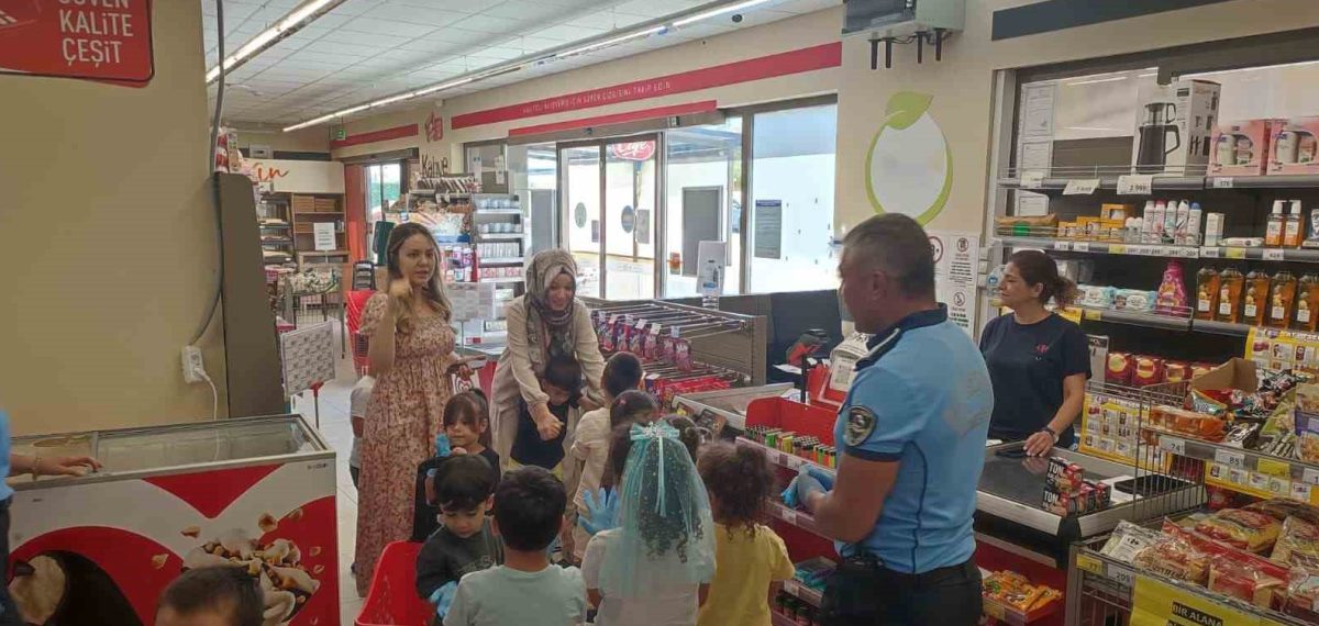 Minik öğrenciler bir günlüğüne zabıta oldu, market denetimine katıldılar