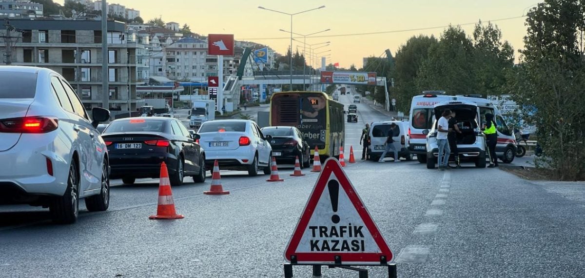 Motosiklet otomobile arkadan çarptı: 22 yaşındaki sürücü yaralandı