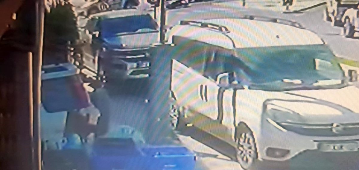 Motosiklet sürücüsü kaçan otomobile çarpışmamak için manevra yaptı, yaralandı