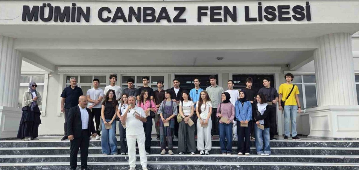 Mümin Canbaz Fen Lisesi’ne yerleşen başarılı öğrencilere tablet ve telefon ödülü