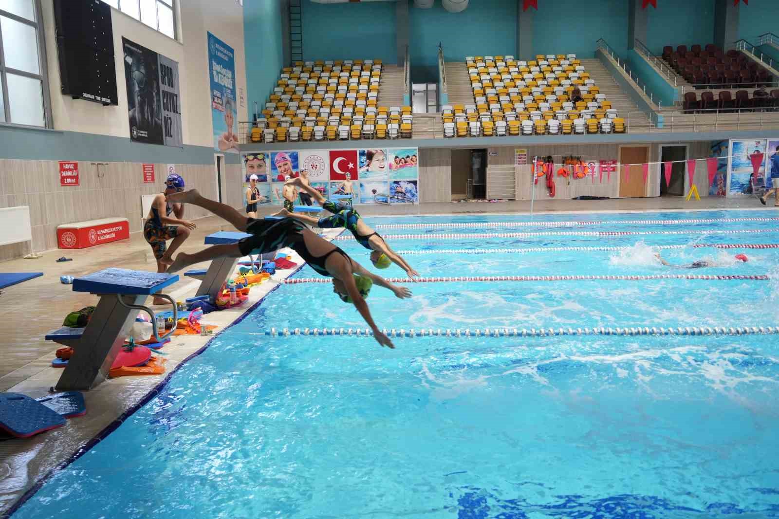 Muş’ta yarı olimpik yüzme kurslarına çocuklar yoğun ilgi gösteriyor