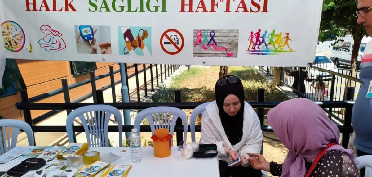 Nazilli’de sağlık stantı kuruldu; vatandaşlara şeker, tansiyon ve fiziksel uygunluk ölçümleri yapıldı