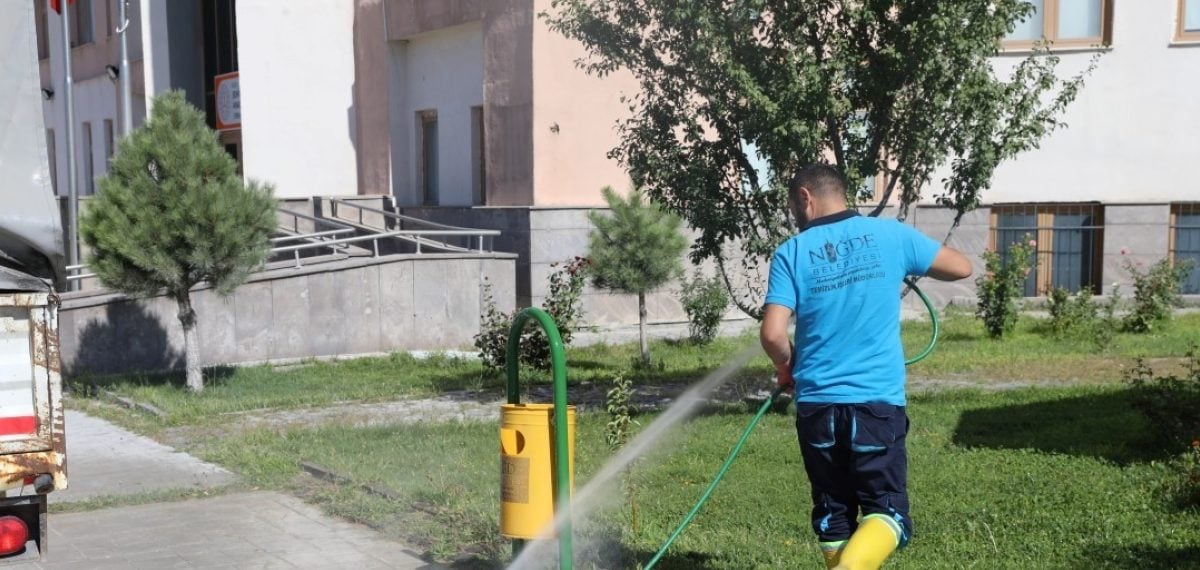 Niğde Belediyesi okullarda kapsamlı temizlik ve dezenfeksiyon çalışması yürüttü