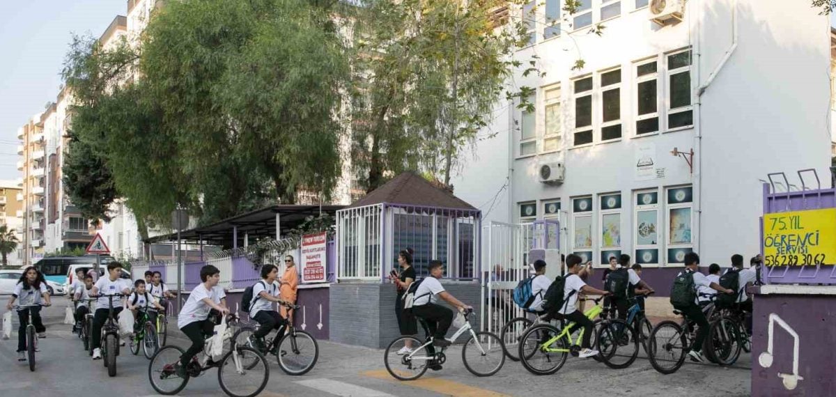 Öğrenciler Viranşehir’de ‘Evden Okula Güvenle Pedalla’ etkinliğinde bisikletle okula gitti