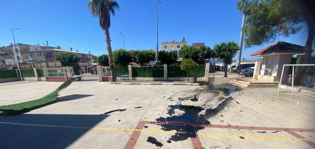 Okul bahçesine giren otomobil duvarları yıkarak park etti, sürücü hafif yaralı