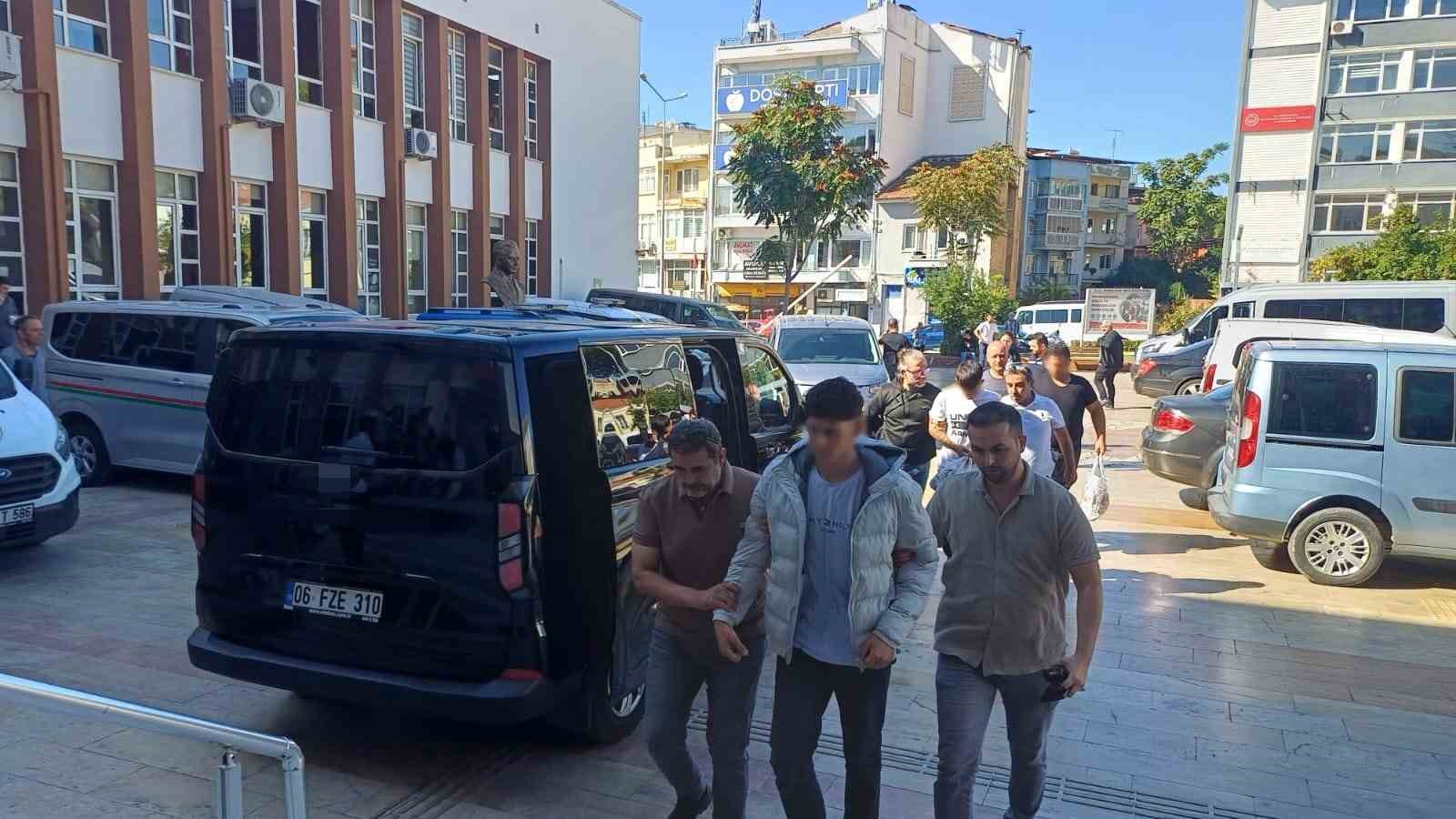Okul önünde pompalı tüfek bulan gençler ve silahı satanlar tutuklandı