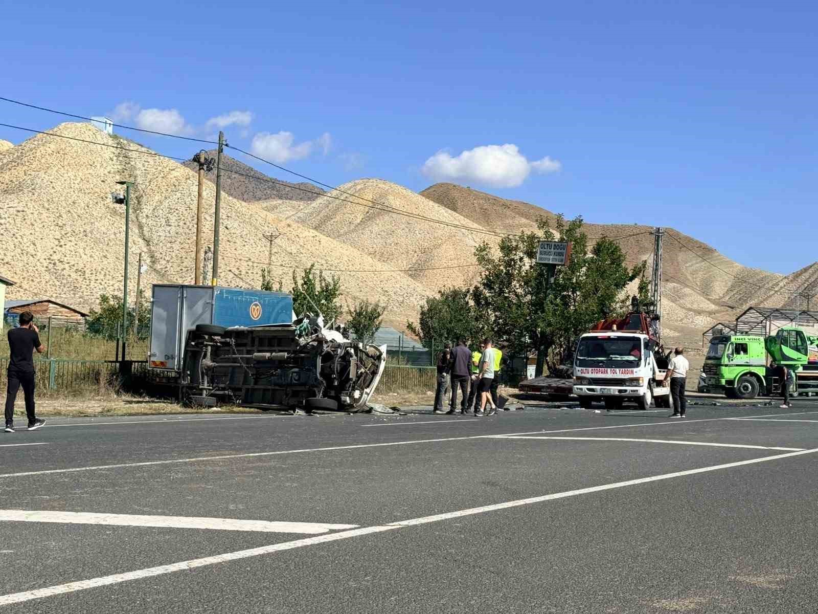 Oltu-Ardahan yolunda minibüs ile traktör çarpıştı, 3 kişi yaralandı
