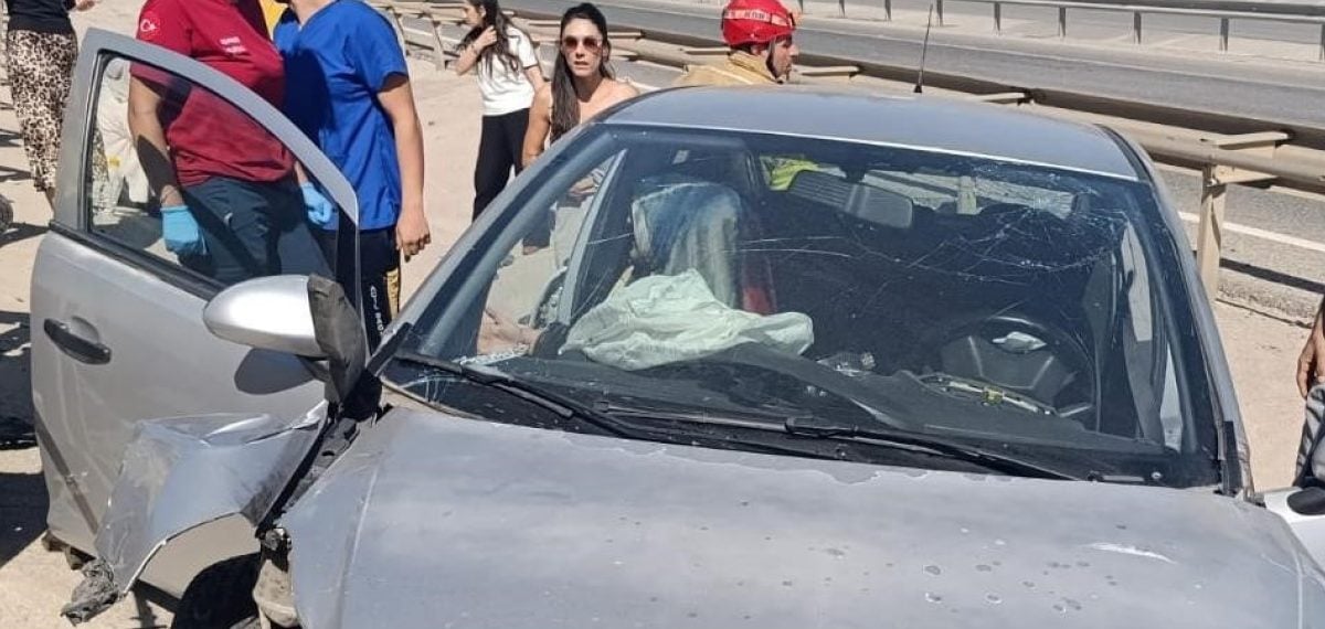 Orhangazi girişinde otomobil refüje girerek 3 kişinin yaralanmasına yol açtı
