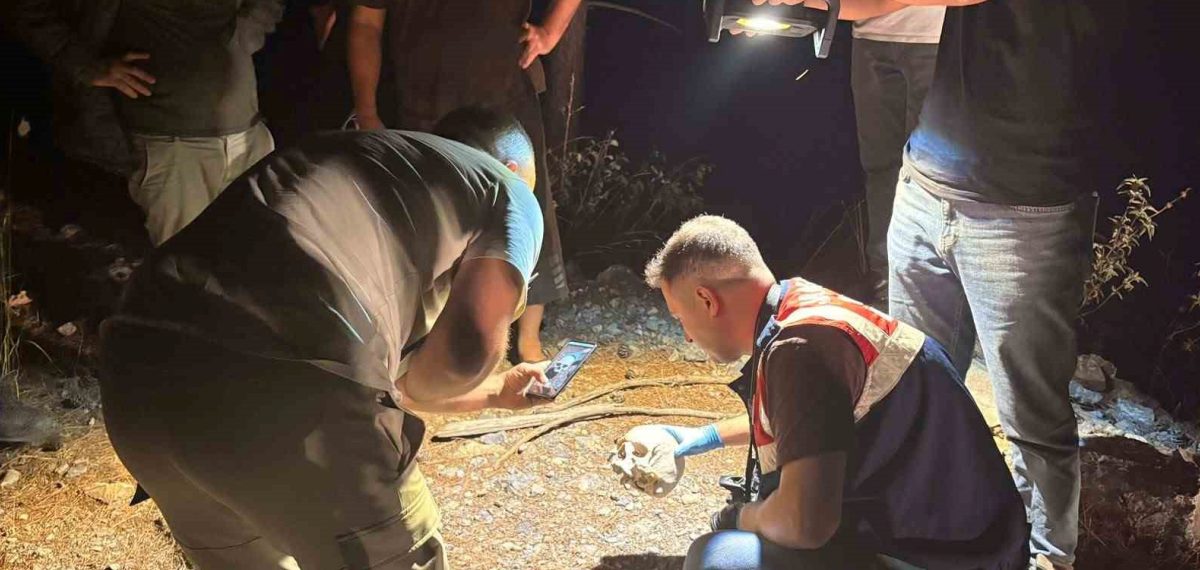 Ormanlık alanda bulunan kafatası ve eşyalar 15 aylık kayıp yaşlıya ait olup olmadığı araştırılıyor