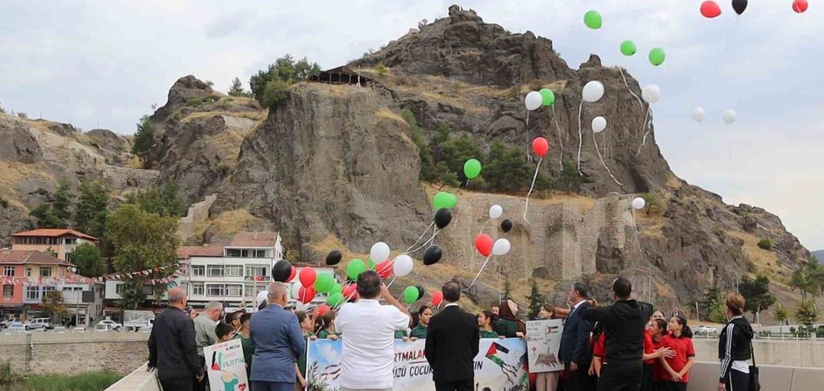 Osmancık’ta öğrenciler “Uçurtmalar Vurulmasın” temasıyla Koyunbaba Köprüsü’nde toplandı