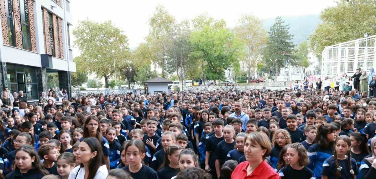 Osmangazi Belediye Başkanı Erkan Aydın okulları ziyaret etti ve yeni eğitim yılını kutladı