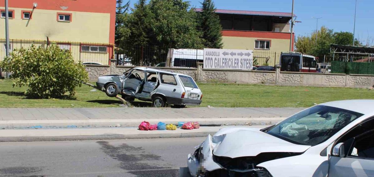 Otomobil ağaca çarparak asıldı: Kayseri’de iki kişi yaralandı