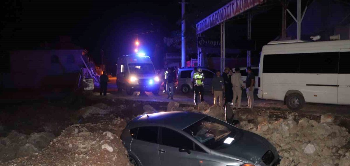 Otomobil Karaman’da inşaat kazısına düştü, 2 kişi yaralandı