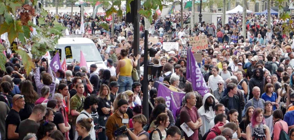 Paris’te binlerce kişi polisin silah kullanma düzenlemesini protesto etti