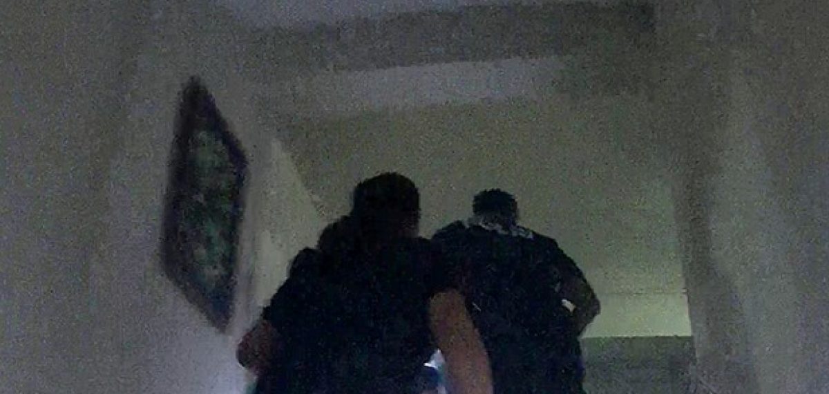 Polis ekipleri huzurevindeki yaşlıları alevler arasında sırtlayarak tahliye etti