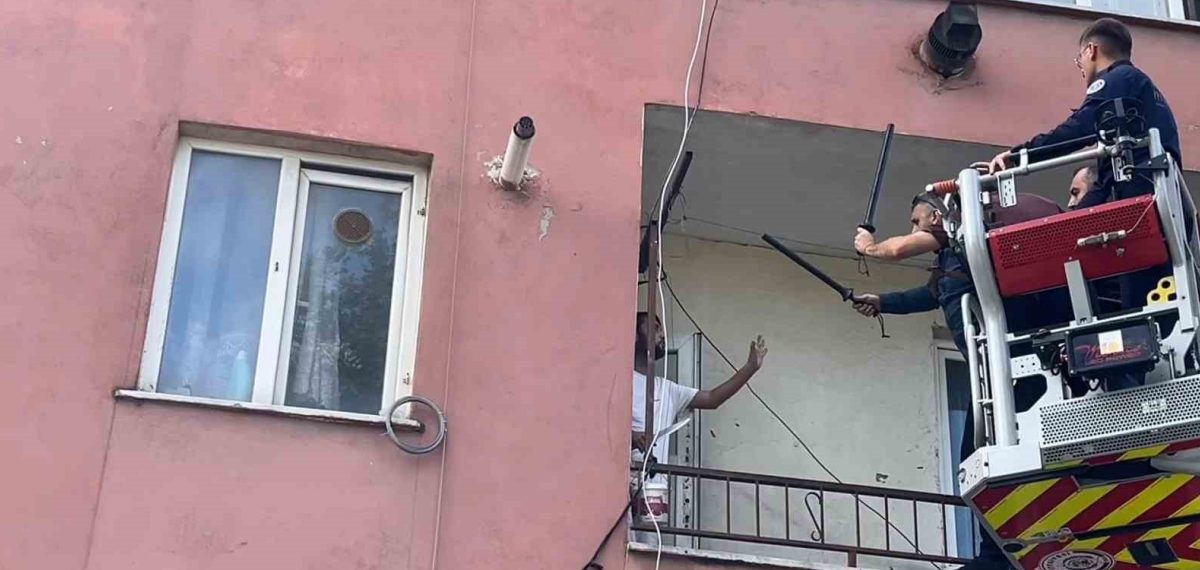 Polisi görünce bıçakla direnip balkona kilitlenen genç itfaiye yardımıyla teslim oldu