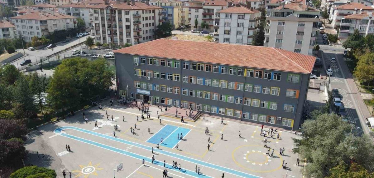 Pursaklar Belediyesi okulların fiziksel görünümünü yeniledi ve kullanım konforunu artırdı
