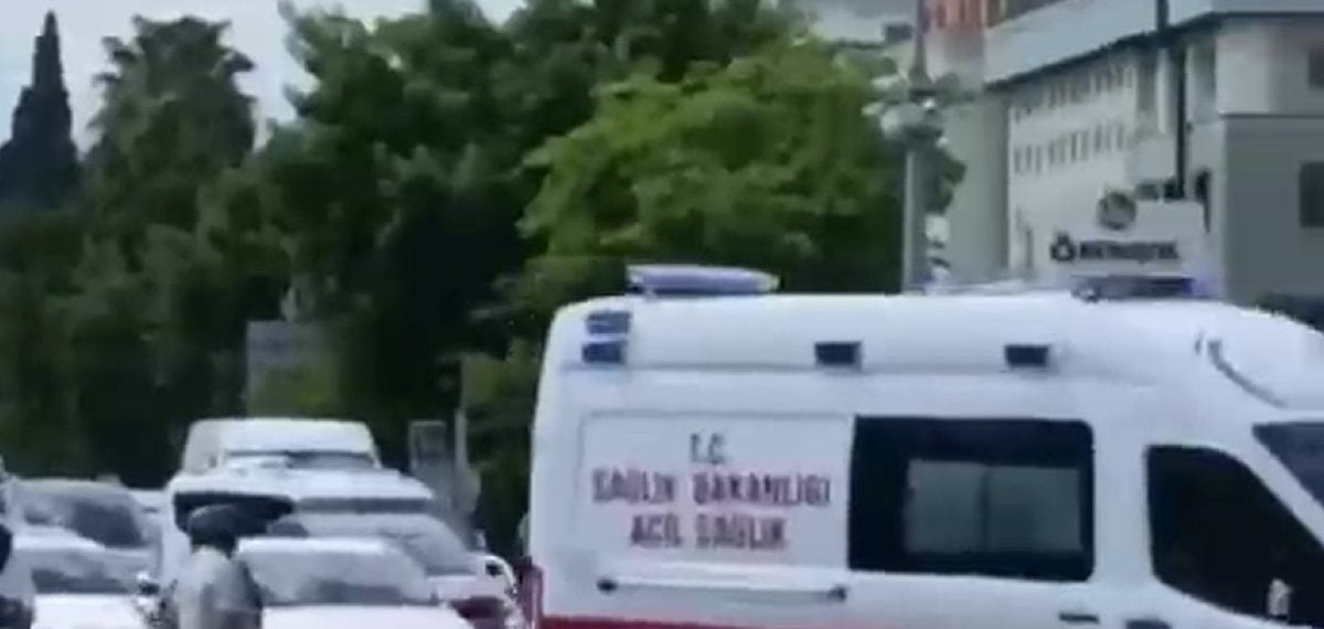 Reflektörlü yeleğini sallayıp ambulansa yol açtı, yaralıya müdahale sağlandı