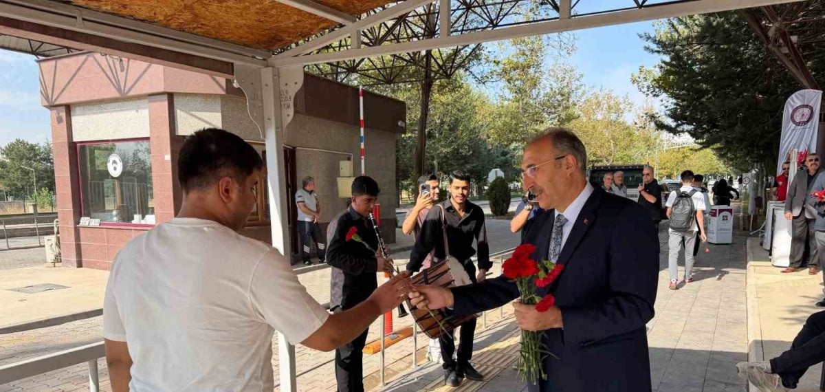 Rektör Göktaş öğrencileri karanfillerle karşıladı, kampüste kültür tanıtımı yapıldı