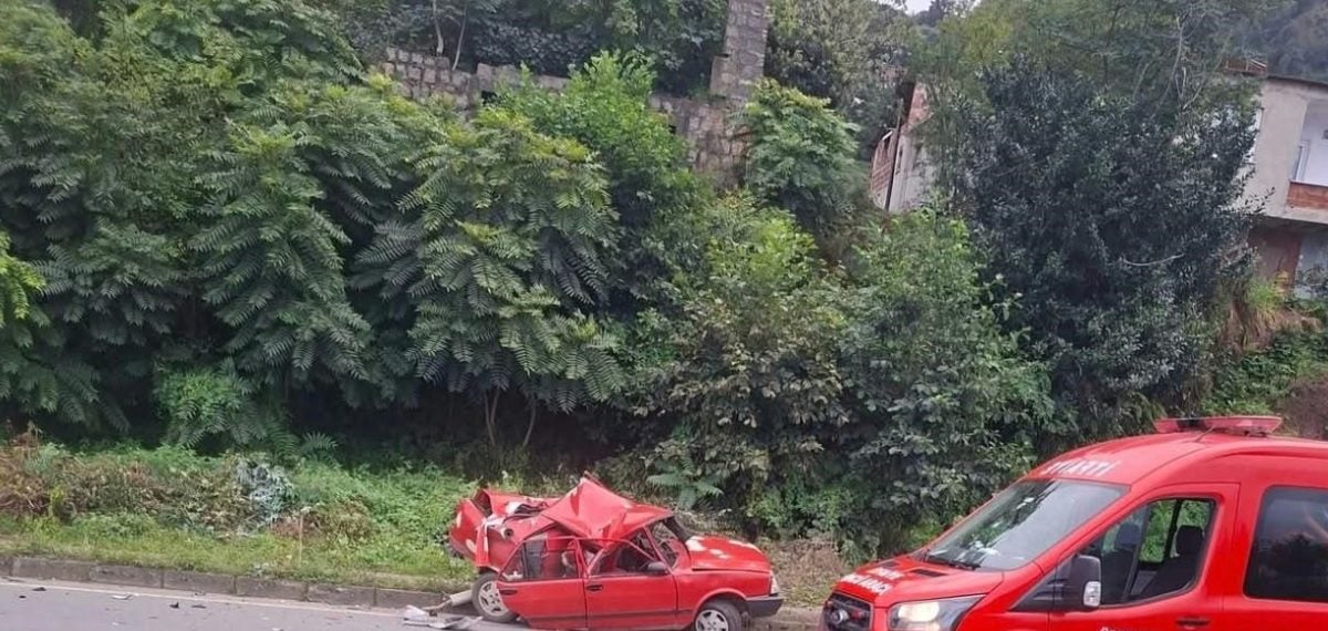 Rize’de duman çıkan otomobile arkadan çarpan tır 2 kişiyi yaraladı