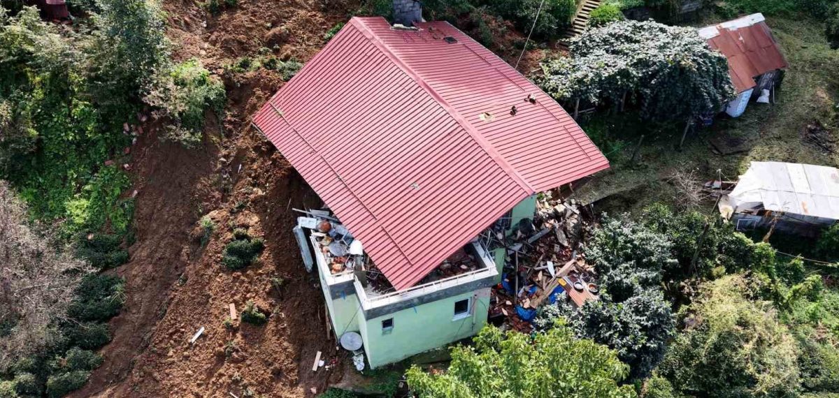 Rize’de heyelan evin çatısını kaydırdı; 6 kişi pencereden kurtarıldı